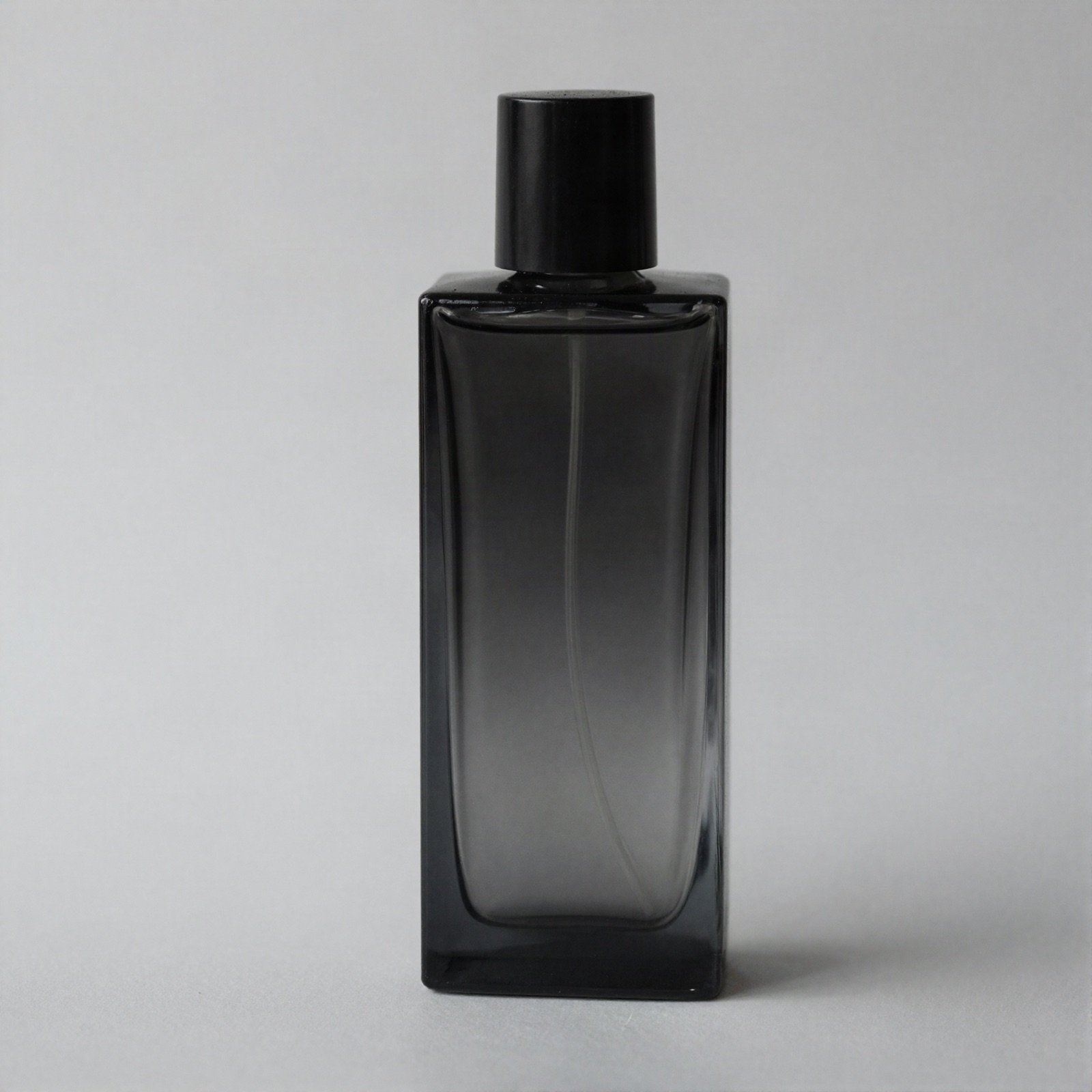 زجاجة عطر طويلة من الزجاج الأسود المدخّن بغطاء أسود