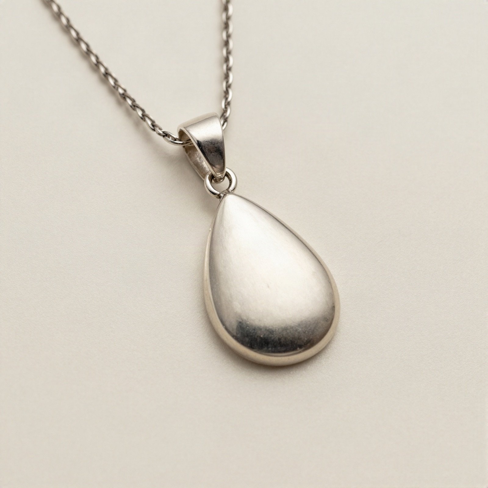 قلادة من الفضة الإسترلينية على شكل دمعة بسلسلة فضية رفيعة