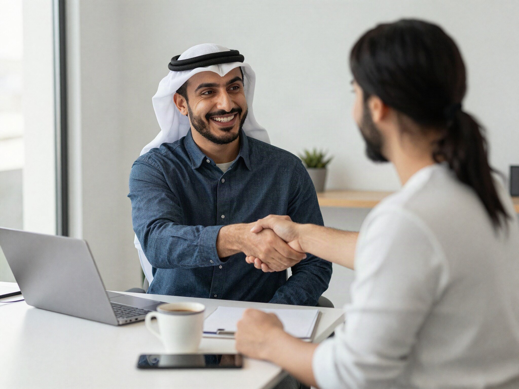 صاحب عمل يصافح مصمم المواقع بعد إطلاق موقعه